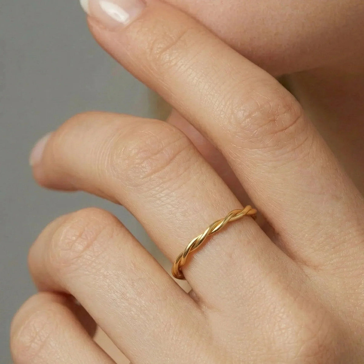 NAOMI. Simple Twist Ring