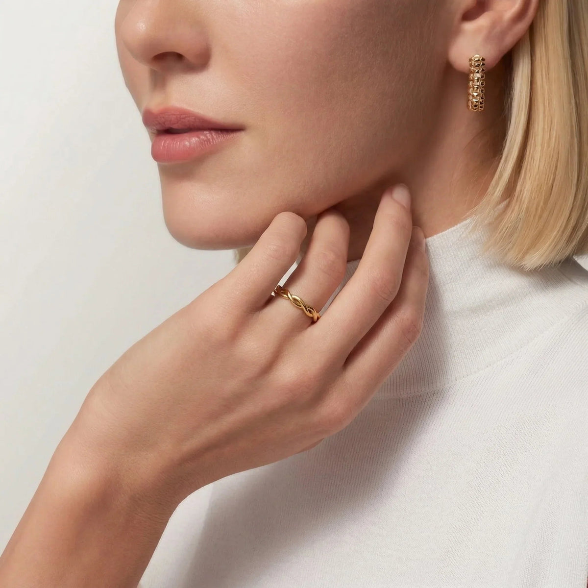 NAOMI. Simple Twist Ring
