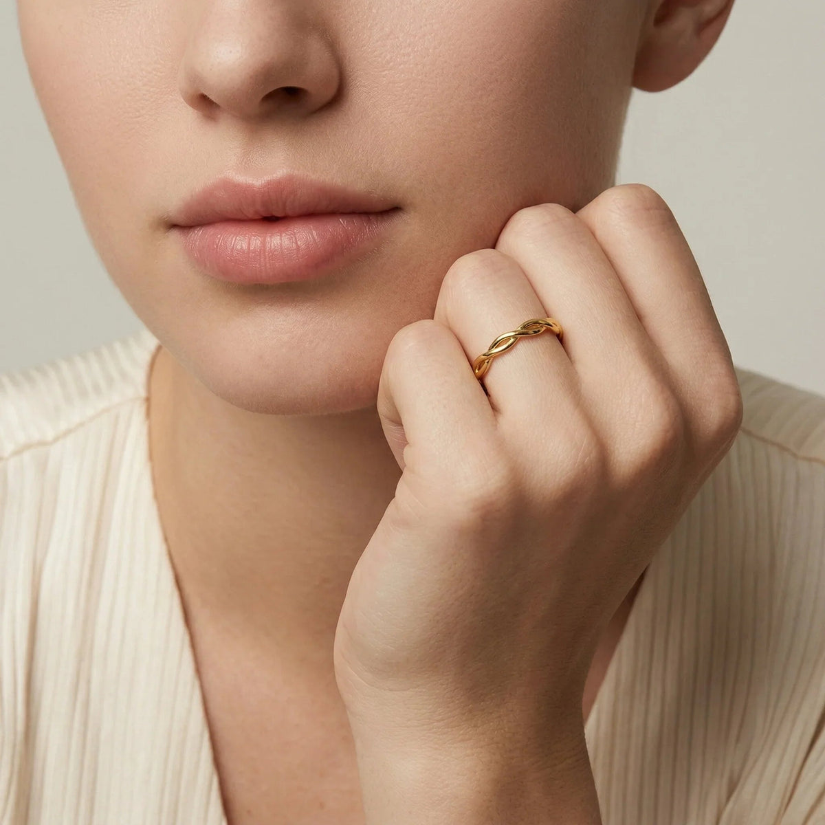 NAOMI. Simple Twist Ring