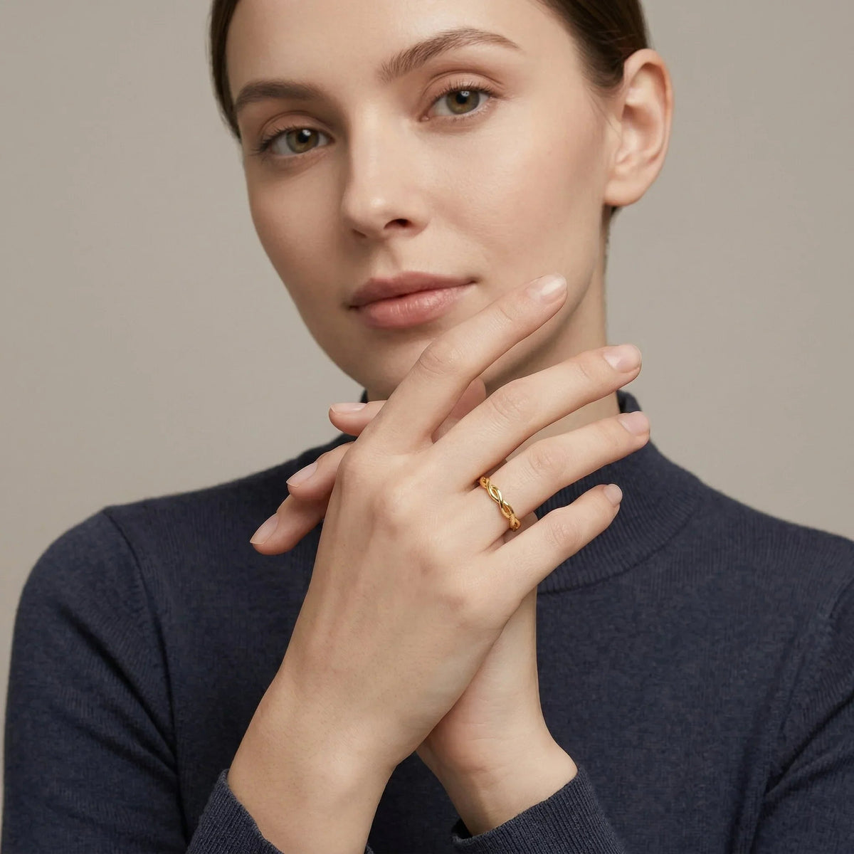 NAOMI. Simple Twist Ring