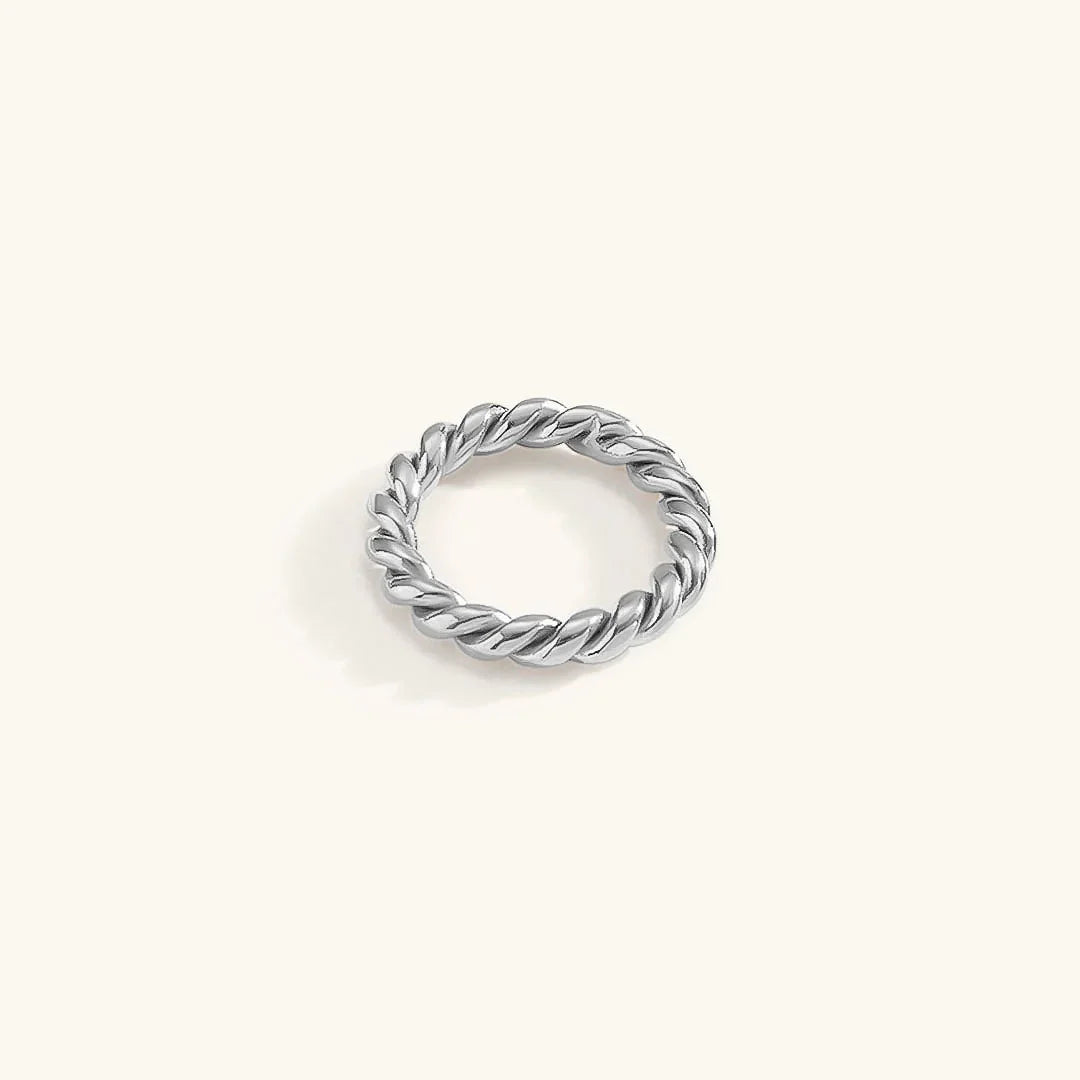 BLYTHE. Twisted Band Ring