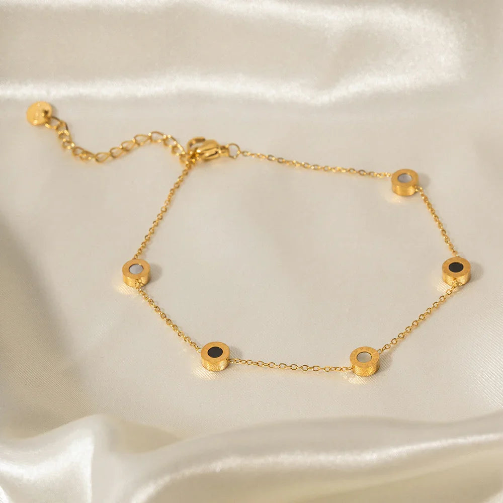 ASTRID. Pearl & Onyx Anklet