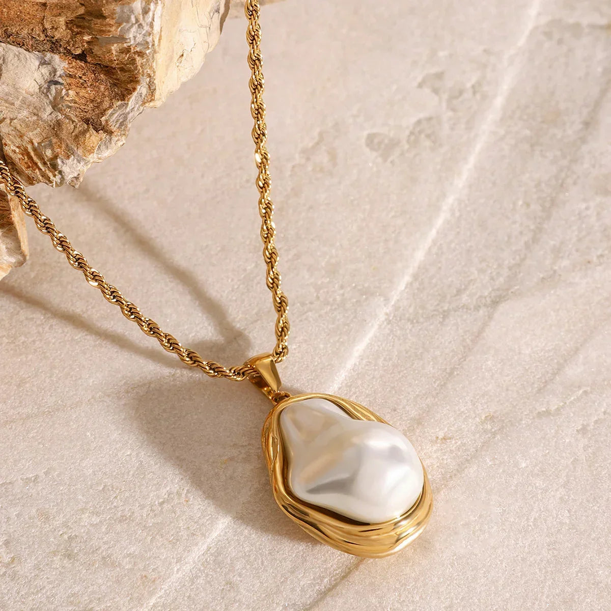 PALOMA. Mother of Pearl Pendant