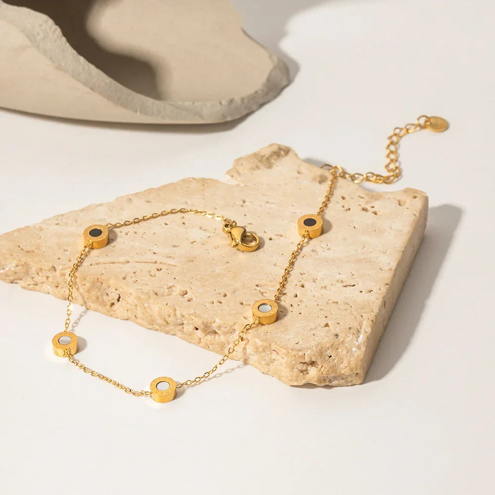 ASTRID. Pearl & Onyx Anklet