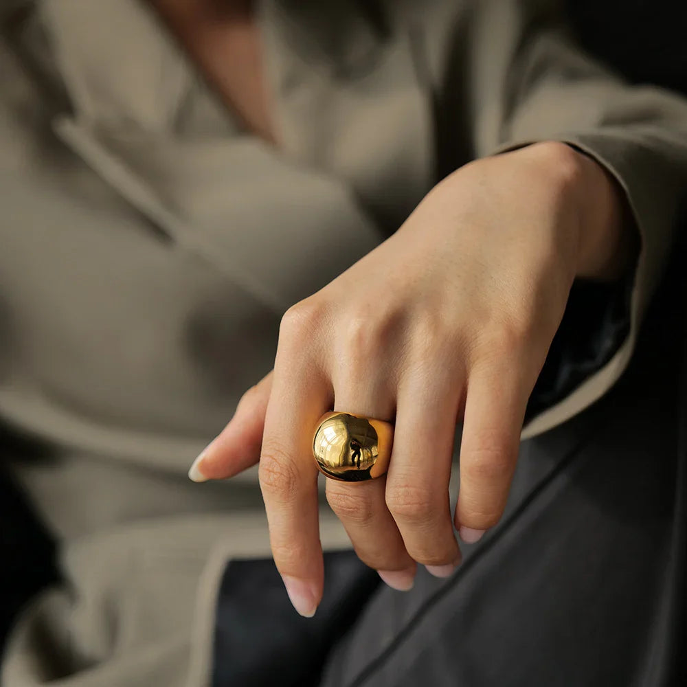 MERYL. Dome Band Ring