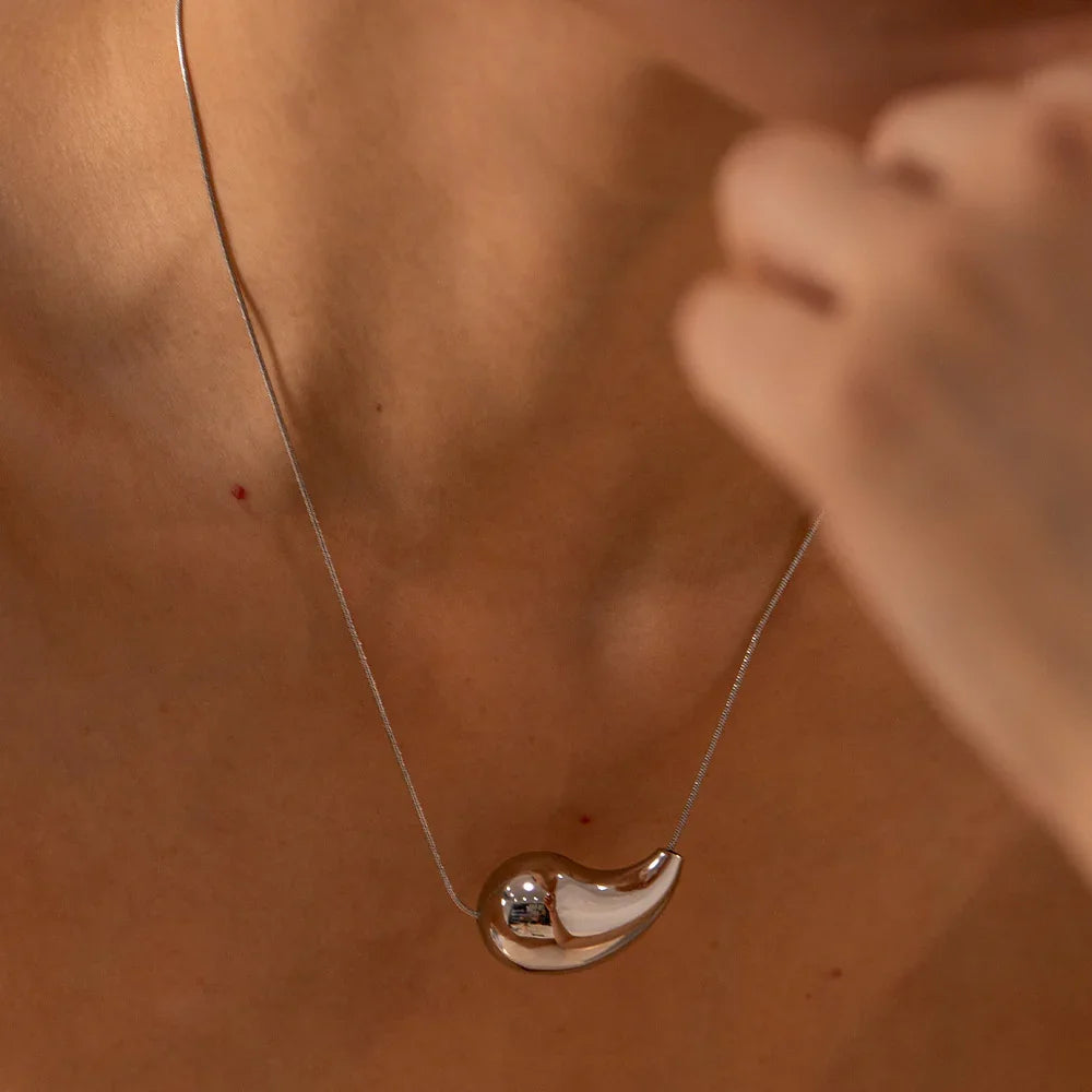 WILLOW. Teardrop Pendant Necklace