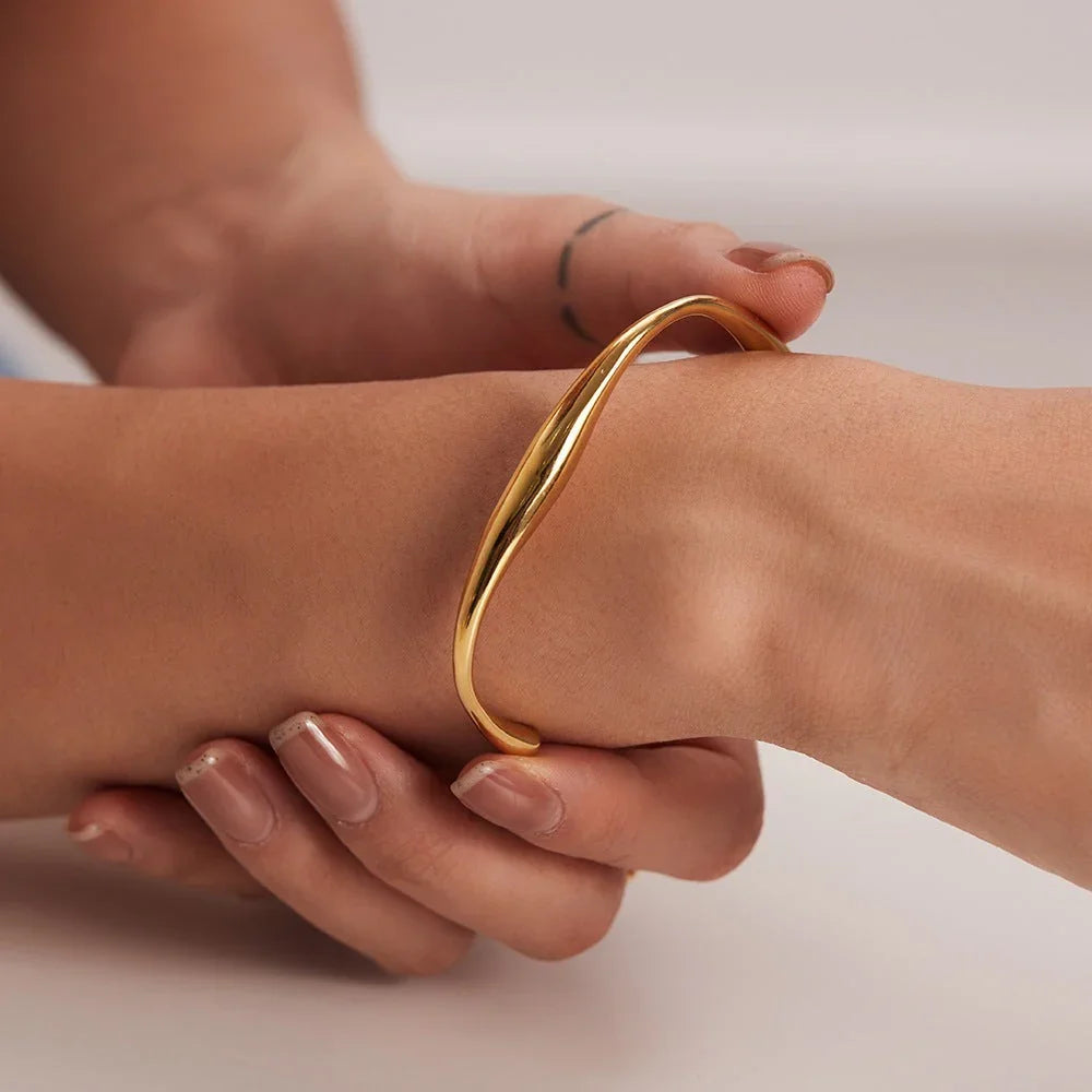 IVY. Twisted Bangle Bracelet