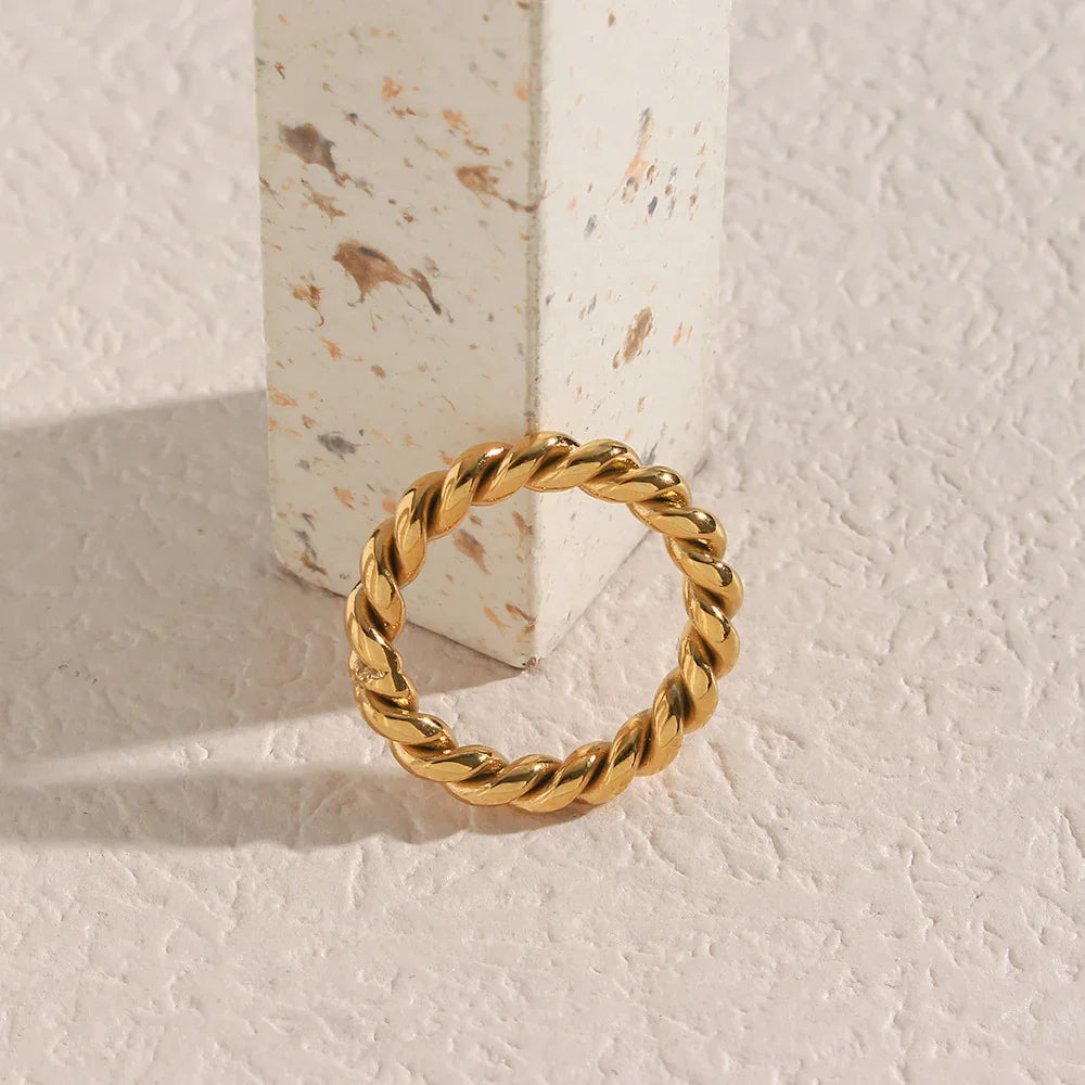 BLYTHE. Twisted Band Ring