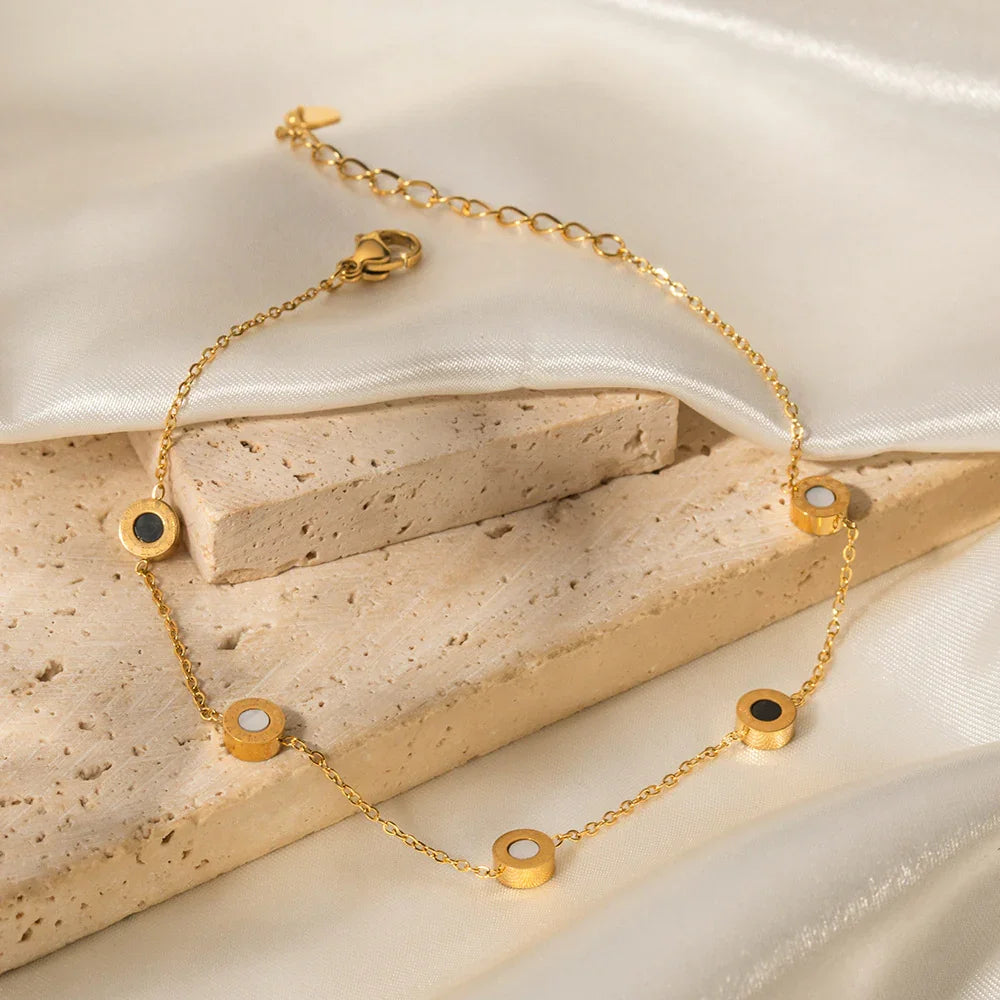 ASTRID. Pearl & Onyx Anklet