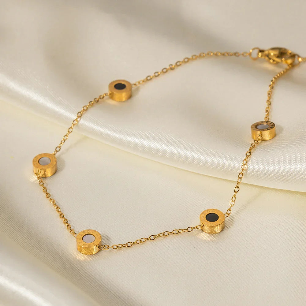ASTRID. Pearl & Onyx Anklet