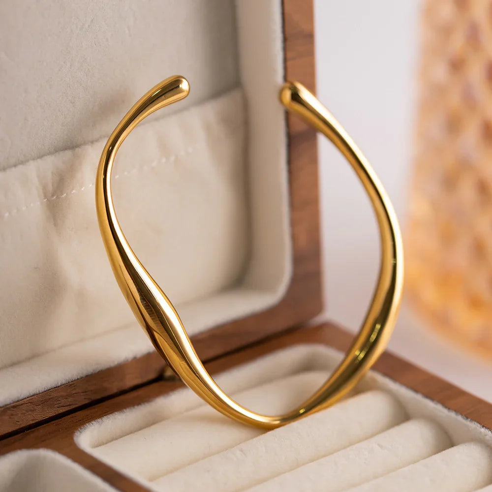 IVY. Twisted Bangle Bracelet