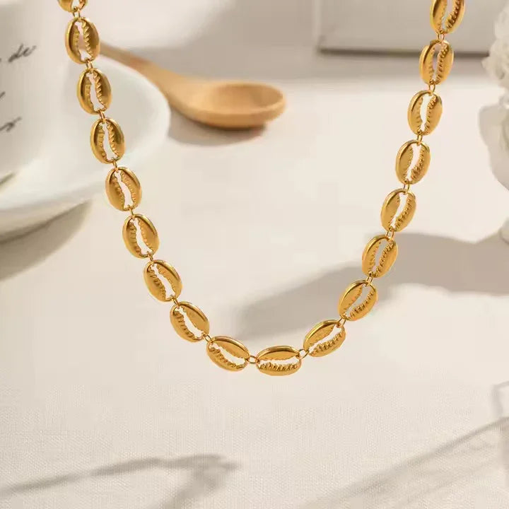 CORAL. Seashell Necklace