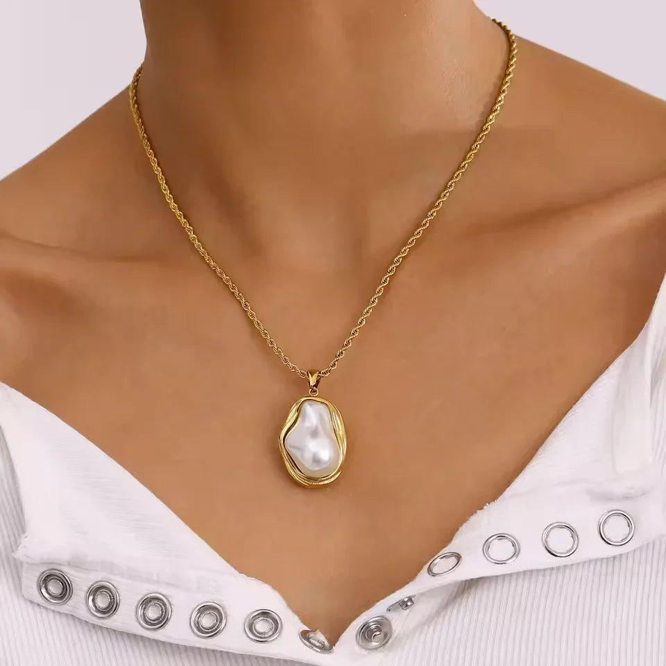PALOMA. Mother of Pearl Pendant