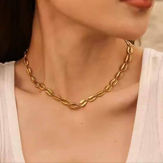 CORAL. Seashell Necklace