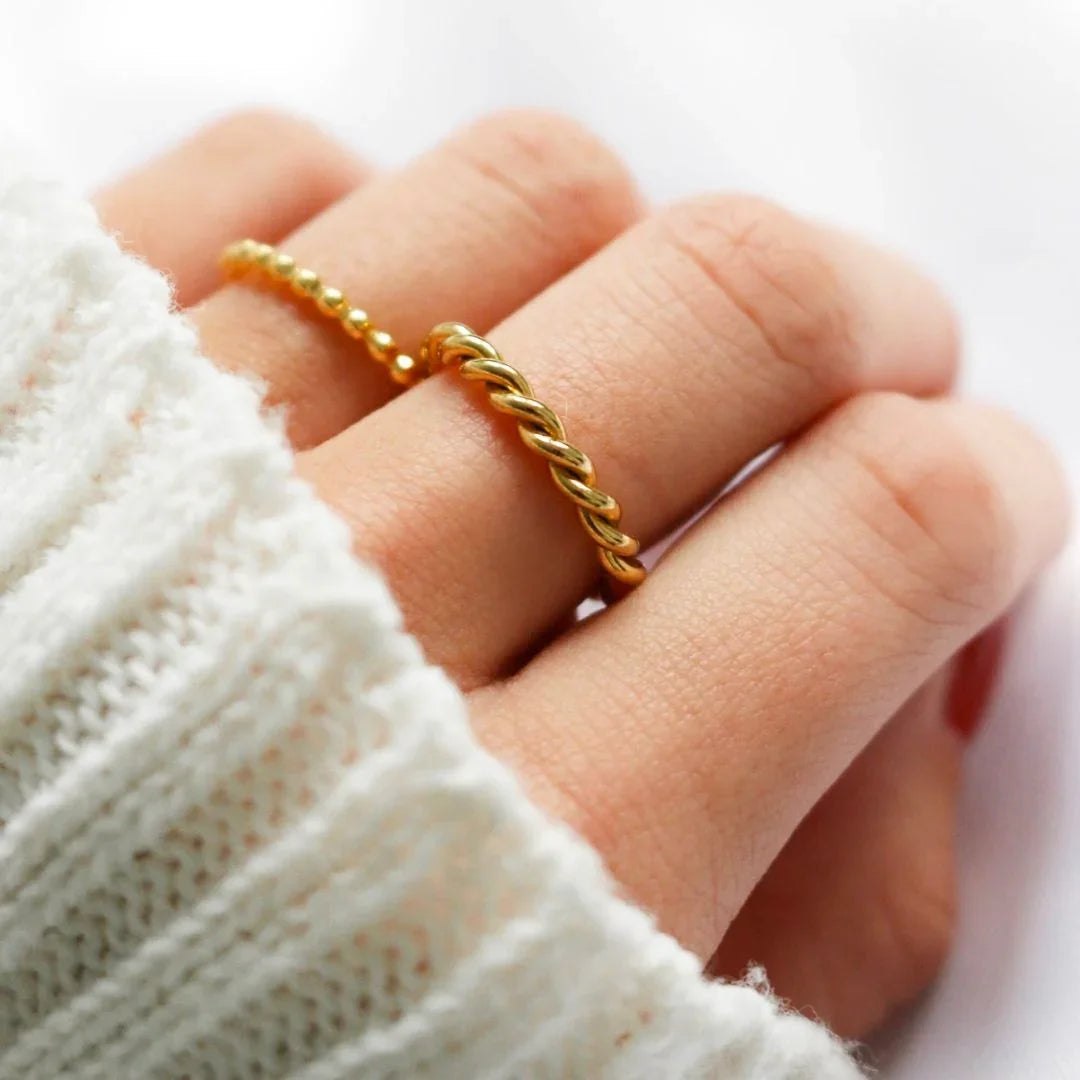 BLYTHE. Twisted Band Ring