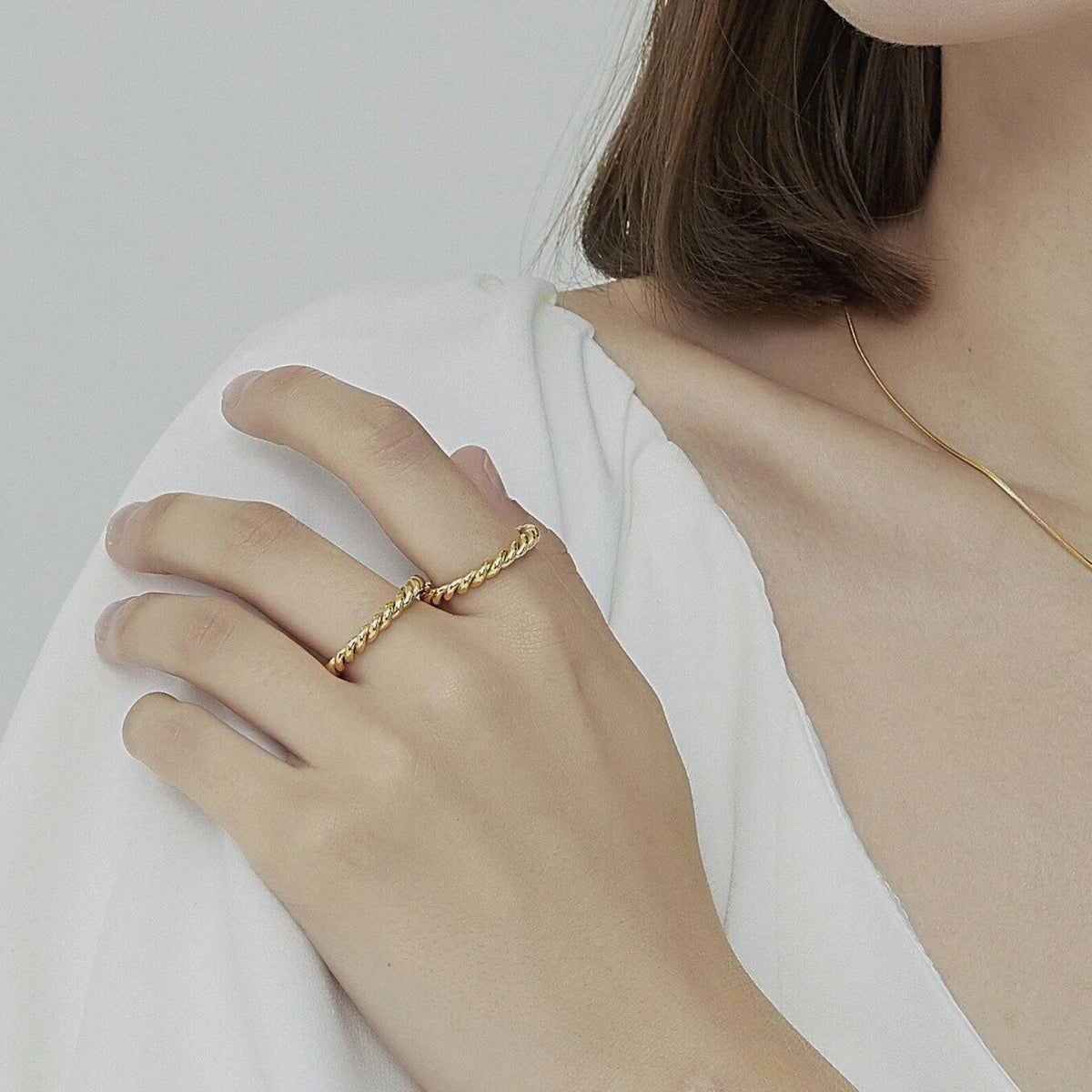 BLYTHE. Twisted Band Ring