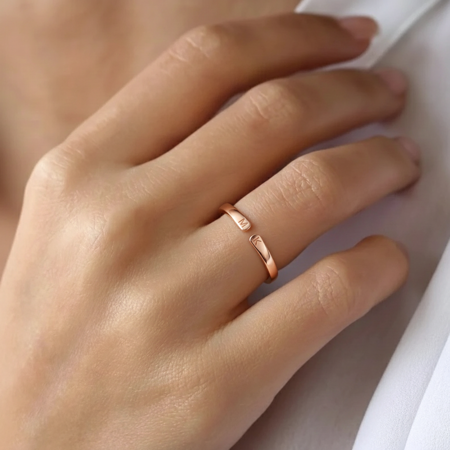 LILI. Adjustable Initial Ring