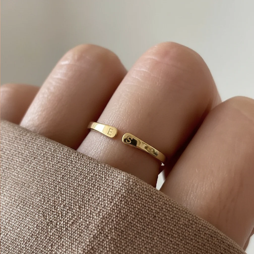 LILI. Adjustable Initial Ring