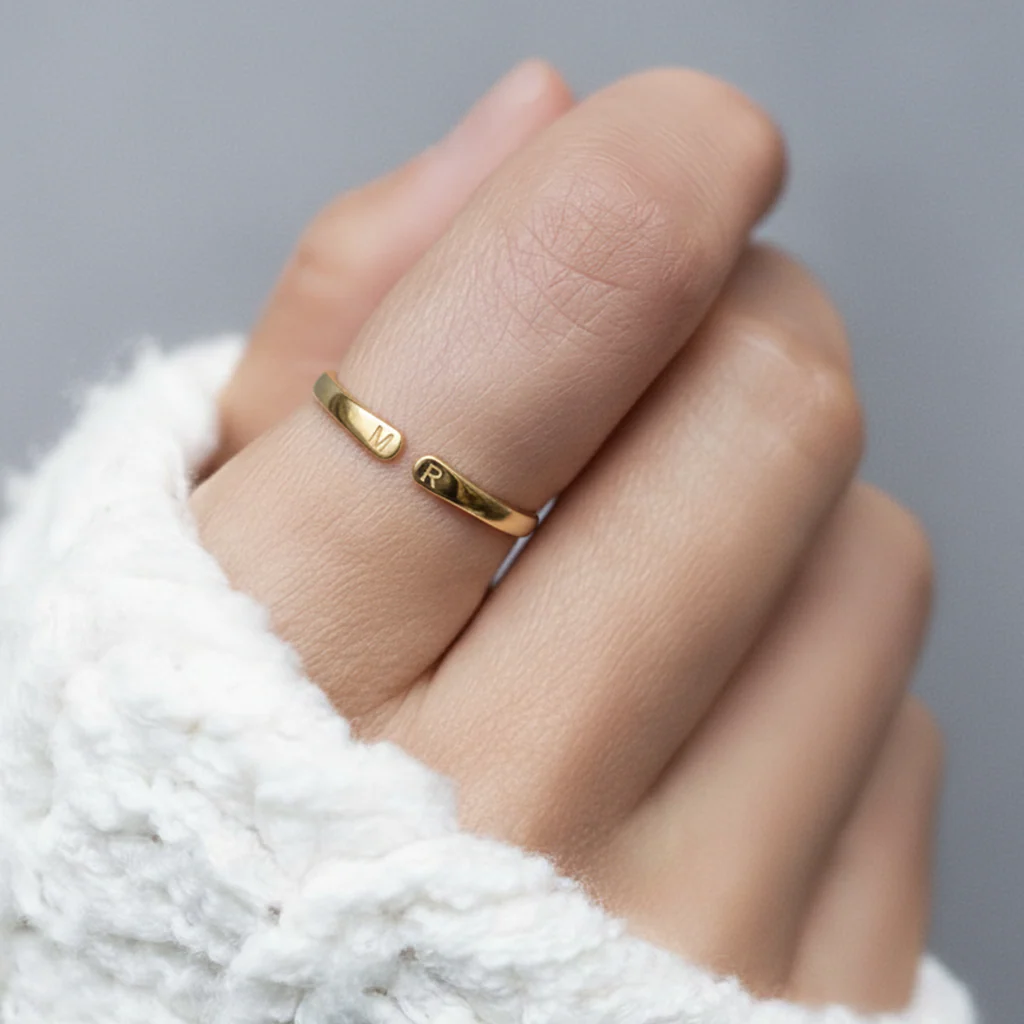 LILI. Adjustable Initial Ring