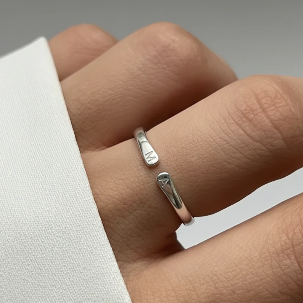 LILI. Adjustable Initial Ring