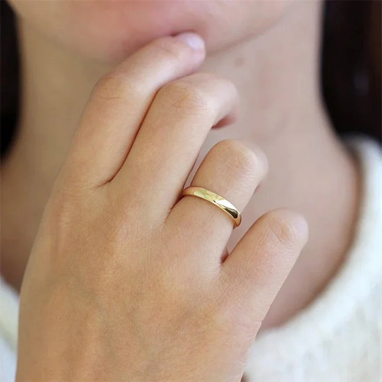HOLLY. Band Ring