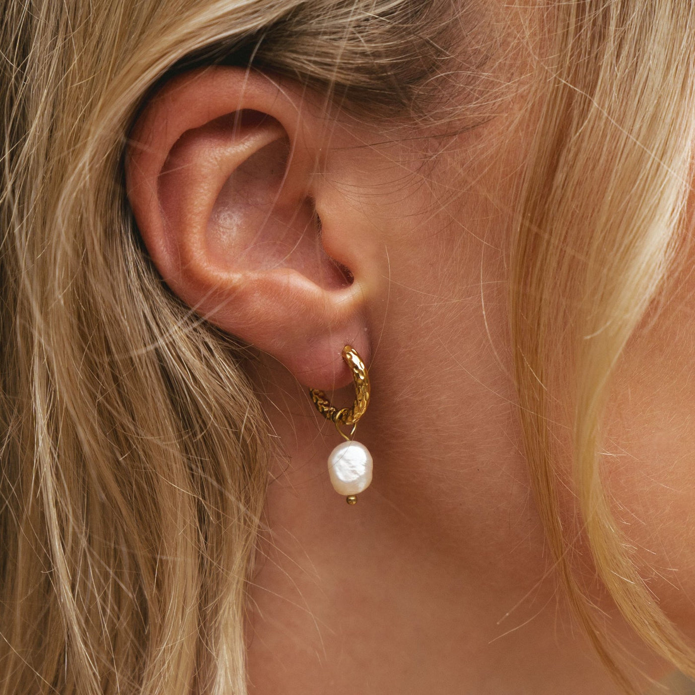 WILLA. Hammered Pearl Hoop Earrings